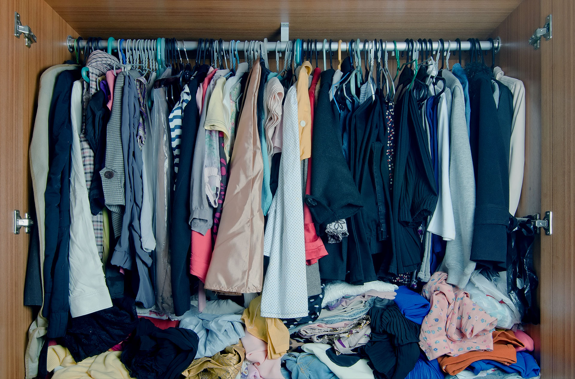 Полный шкаф одежды